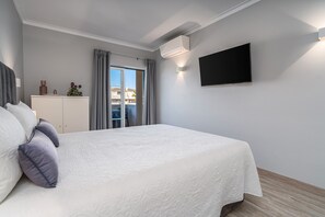 Tabla de planchar con plancha, wifi gratis, ropa de cama