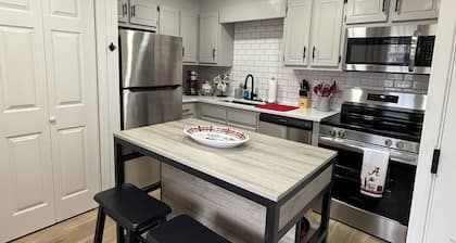 NEW condo- 1.5mi walk to Bryant-Denny!!! Cozy 2/2 perfect for Gameday weekends!