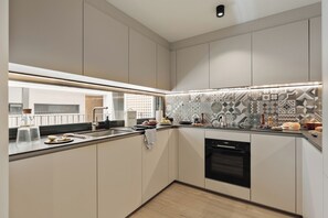 Réfrigérateur, four à micro-ondes, un four, surface de cuisson