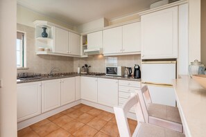 Kühlschrank, Mikrowelle, Herdplatte, Wasserkocher mit Kaffee-/Teezubehör