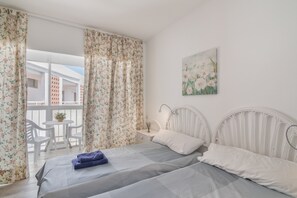 1 bedroom, iron/ironing board, free WiFi, bed sheets - Vacation Studio 'Vista Piscina' with Shared Pool, Shared Garden and Wi-Fi (Maspalomas)