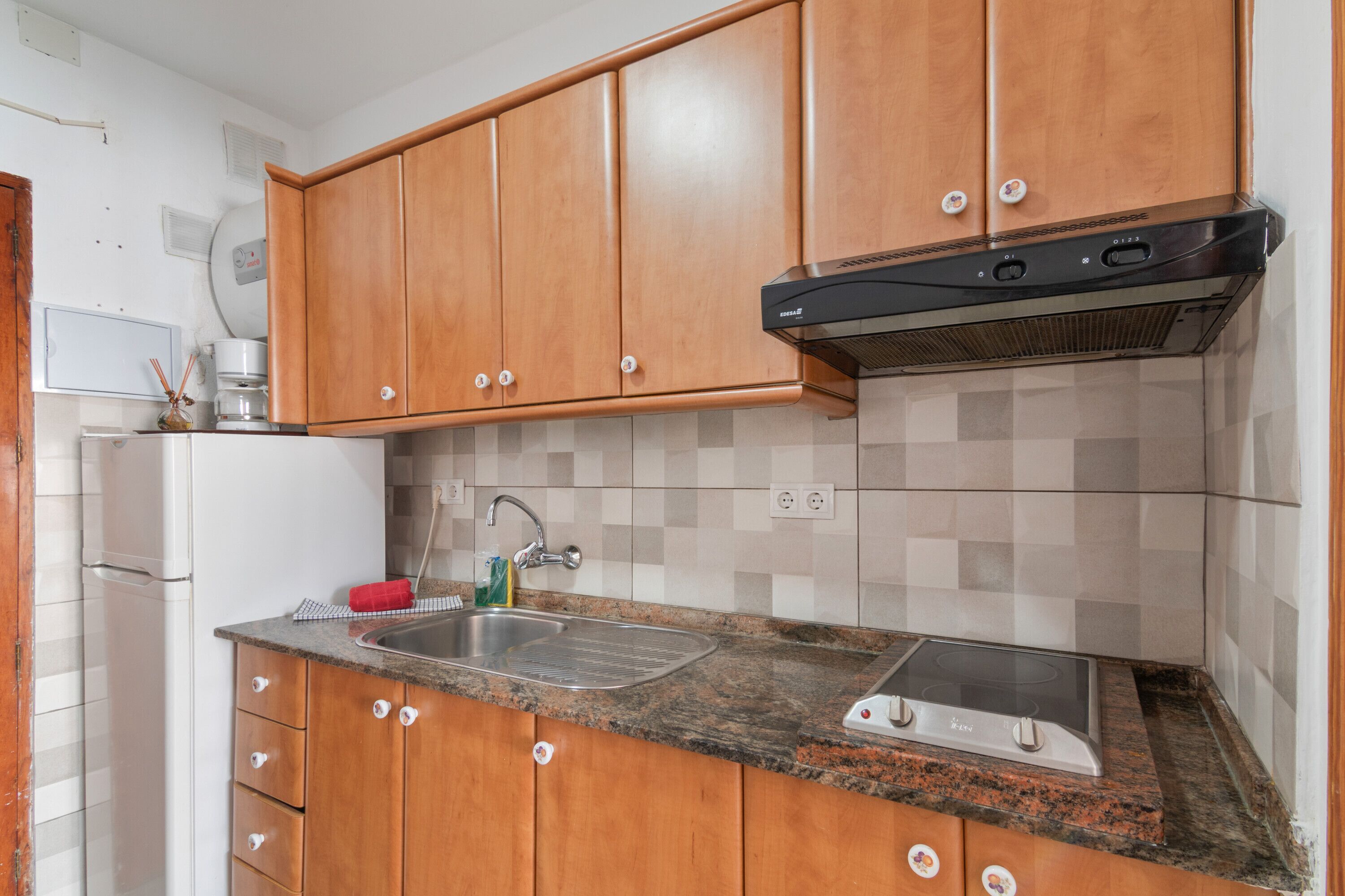 Kühlschrank, Mikrowelle, Herdplatte, Wasserkocher mit Kaffee-/Teezubehör