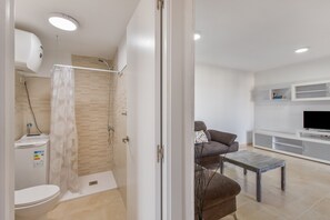 Shower, hair dryer, towels - Holiday Home 'Atardecer En Caideros' with Sea View, Shared Pool and Wi-Fi (Los Caideros)