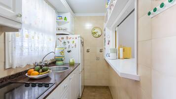 Jääkaappi, mikroaaltouuni, liesi, kahvin-/teenkeitin