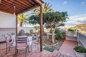 Outdoor dining - Holiday Home 'Atardecer En Caideros' with Sea View, Shared Pool and Wi-Fi (Los Caideros)
