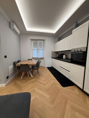 Dining - Apartment 'Relax House' with Private Garden, Wi-Fi and Air Conditioning (Guidonia Montecelio)