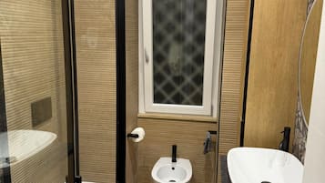 Dusche, Haartrockner, HandtĂŒcher