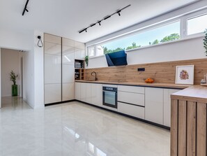 Refrigerador, microondas, horno y lavavajillas 