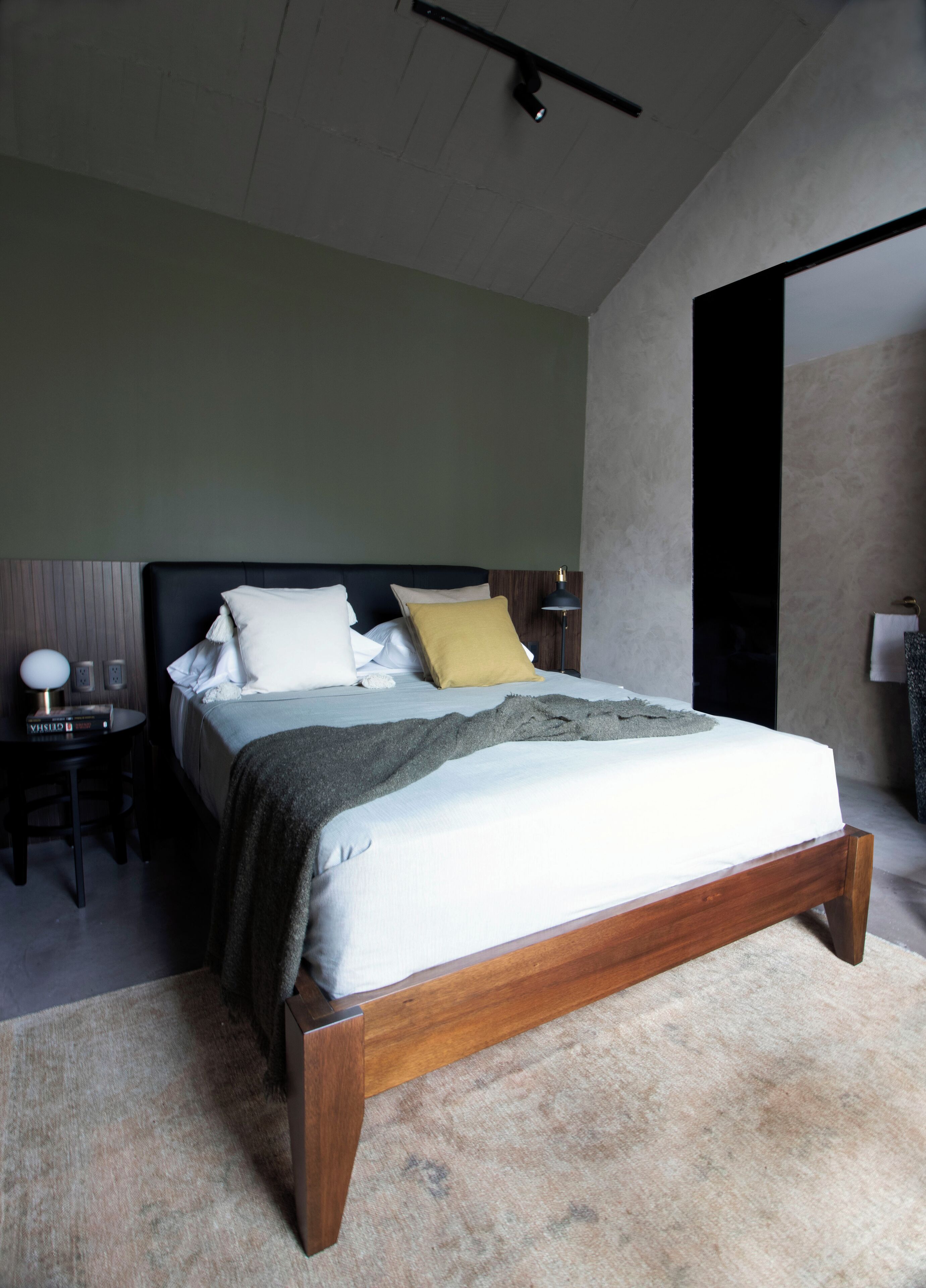 Standard Double Room | In-room safe, iron/ironing board, free WiFi