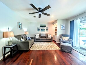 Smart TV, chimenea, reproductor de DVD y tenis de mesa 