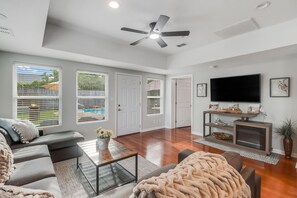 TV connectée, cheminée, lecteur de DVD, table de tennis de table