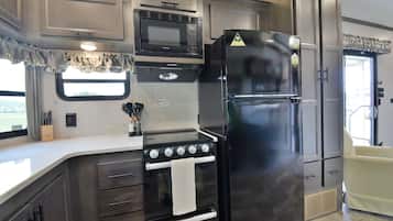 Refrigerador, microondas, horno y parrilla de estufa