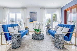 Smart-TV, Kamin, Videospiele, DVD-Player