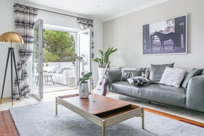 Älytelevisio, takka, videopelejä, DVD-soitin