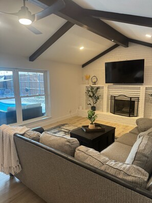 Smart TV, fireplace