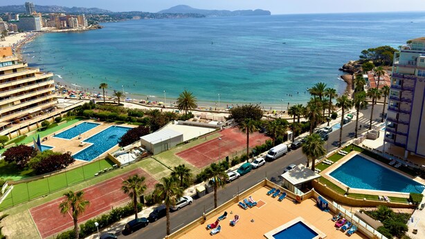 Un complexe hôtelier doté de plusieurs piscines, de courts de tennis et offrant une vue sur la plage.