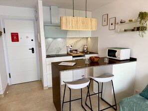 冷蔵庫、電子レンジ、コンロ、食器洗い機