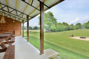 Outdoor dining - The Ridgeview Retreat (Decatur)