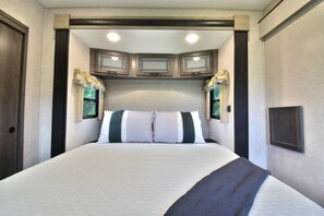 1 bedroom, iron/ironing board, WiFi, bed sheets - The Ridgeview Retreat (Decatur)