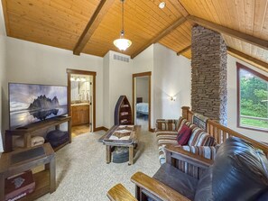 2 Schlafzimmer, Schreibtisch, Bügeleisen/Bügelbrett, Reisekinderbett