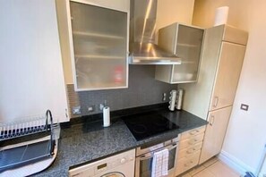 Kylskåp, mikrovågsugn, ugn och diskmaskin