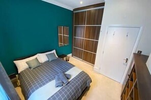 3 slaapkamers, een strijkplank/strijkijzer, reisbedje, wifi