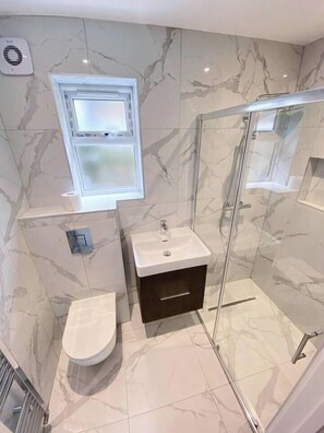 Sèche-cheveux, serviettes fournies