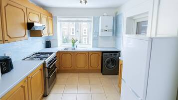 Kylskåp, mikrovågsugn, ugn och spishäll