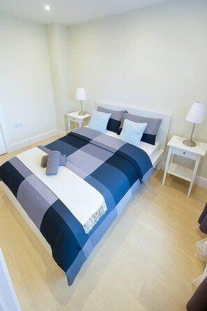2 habitaciones, tabla de planchar con plancha, cuna de viaje y wifi 