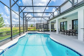 Alberca al aire libre y alberca climatizada