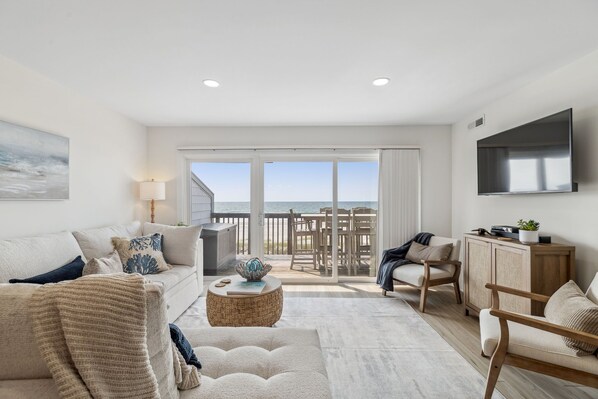 Smart TV, books, stereo, computer monitors - Turtle Shores on Topsail Beach, North Carolina (Topsail Beach)