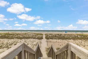 Na praia, espreguiçadeiras, toalhas de praia 