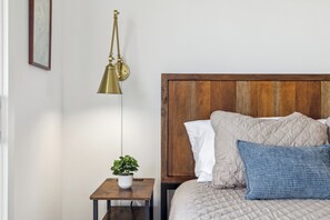 3 habitaciones, escritorio, tabla de planchar con plancha y wifi gratis