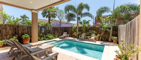 Een verwarmd zwembad