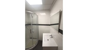 Ducha, secador de pelo, toallas, jabón