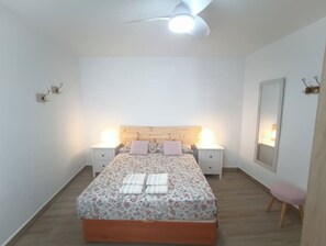 4 bedrooms, iron/ironing board, WiFi, bed sheets