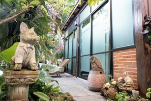 ห้องอีโคโนมีซิงเกิล, วิวสระว่ายน้ำ | ลานระเบียง/นอกช��าน
