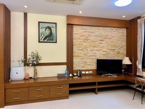 Familieleilighet, flere senger, bassengutsikt, ved basseng | Individuelt dekorert, individuelt innredet og skrivebord