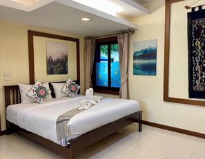 Familieleilighet, flere senger, bassengutsikt, ved basseng | Individuelt dekorert, individuelt innredet og skrivebord