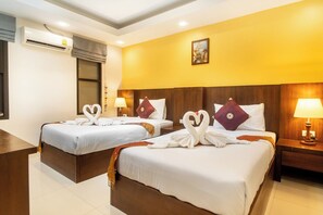 Familie driepersoonskamer, Meerdere bedden, privébadkamer, uitzicht op tuin | Individueel gedecoreerd, individueel gemeubileerd, een bureau