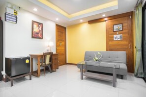 Tremannsrom – familie, flere senger, privat bad, hageutsikt | Oppholdsområde | En 32-tommers smart-TV med digitale kanaler samt Netflix