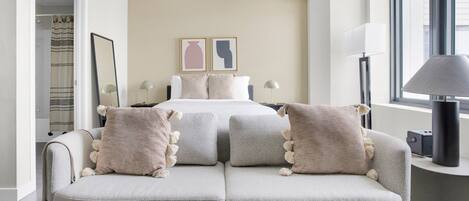 Tabla de planchar con plancha, wifi, ropa de cama