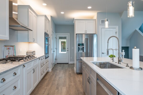 Fridge, microwave, oven, stovetop - NEW Build Keuka Lakefront | Sleeps 16 | Dock/Kayak (Penn Yan)