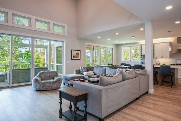 Smart TV, fireplace - NEW Build Keuka Lakefront | Sleeps 16 | Dock/Kayak (Penn Yan)
