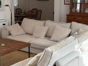 テレビ、DVD プレーヤー