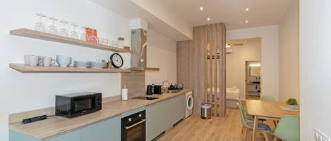 Refrigerador, microondas, horno y cafetera y tetera