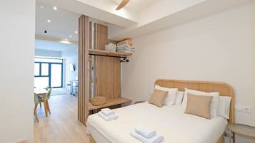 Een strijkplank/strijkijzer, internet, beddengoed