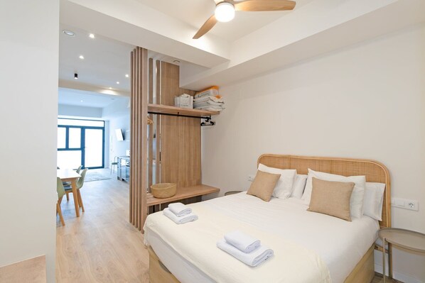 Iron/ironing board, Internet, bed sheets