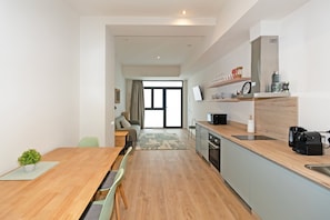 Fridge, microwave, oven, coffee/tea maker - GuestReady - Central Loft in Valencia (Valencia)
