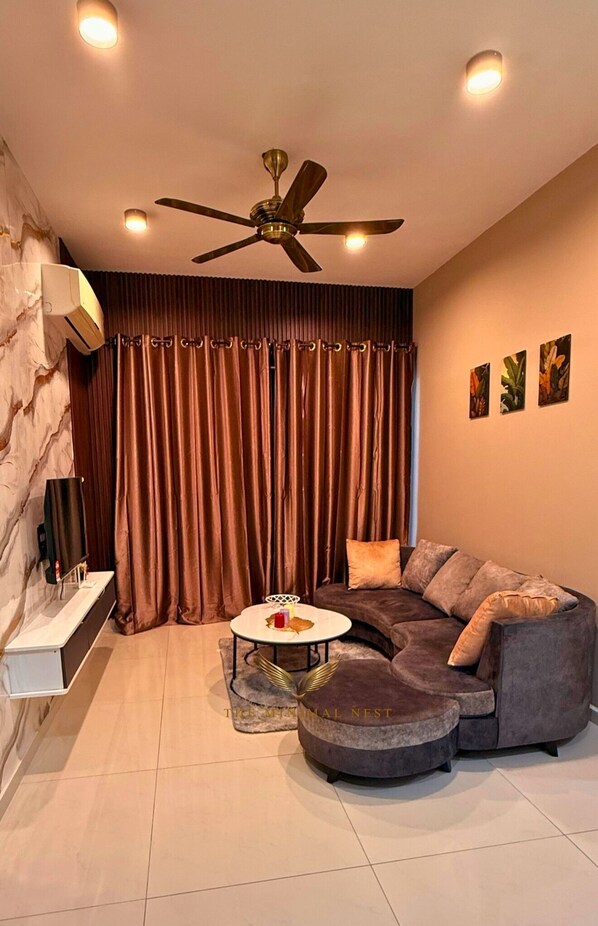 Smart TV - Cozy 2BR Suite @ Country Garden Danga Bay | Near CIQ • WiFi • Netflix• Seafront (Johor Bahru)